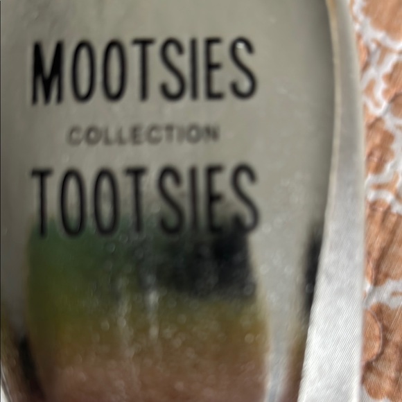 Mootsies Tootsies Silver Mules with Metallic Sheen - Picture 2 of 3
